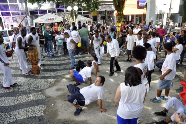 Na Praça da Matriz: Grupo ‘Abadá Capoeira’ animou as comemorações apresentação da luta (Foto: Paulo Dimas/Ascom PMBM)
