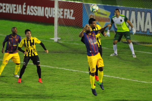 ‘Caveirão’: Souza, ex-Vasco e Flamengo, disputa bola com a defesa do Volta Redonda; ele não marcou dessa vez (Foto: Paulo Dimas)