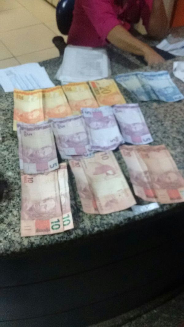Roubados: R$ 180 foram apreendidos com a dupla (Foto: Cedida pela Polícia Militar)