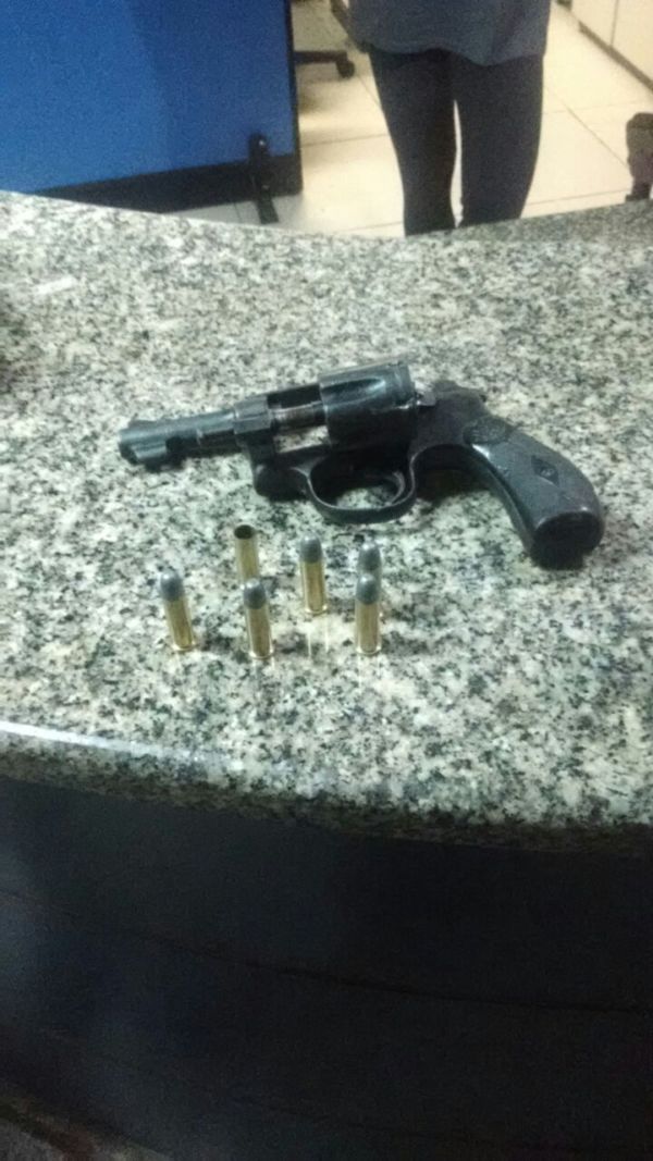Revólver calibre 38 teria sido usado pela dupla para assaltar lanchonetes no Retiro e Vila Mury (Foto: Cedida pela Polícia Militar)