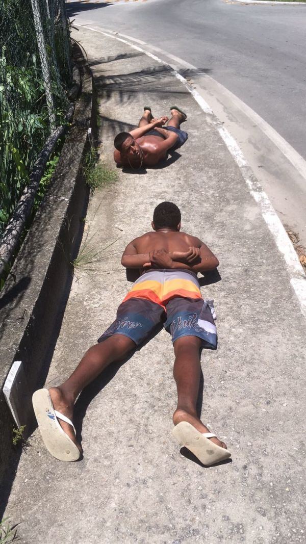 Suspeitos teriam matado um homem a mando do tráfico em Angra (foto: Cedida pela PM)