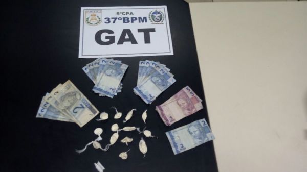 Cocaína e dinheiro foram apreendidos em casa, em Resende (Cedida pela PM)