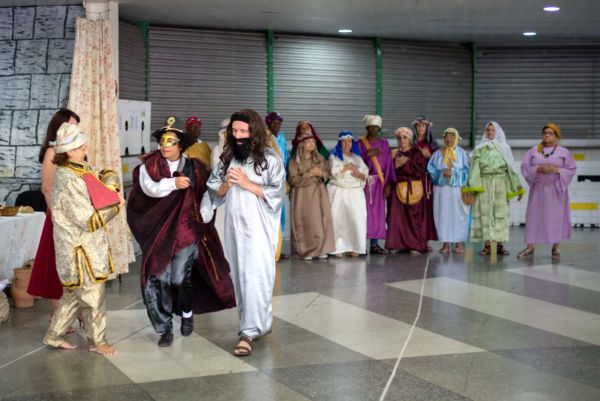 Paixão de Cristo: Apresentação de alunos da Academia da Vida emocionou professores e familiares durante encenação (Foto: Gabriel Borges/Ascom PMVR)