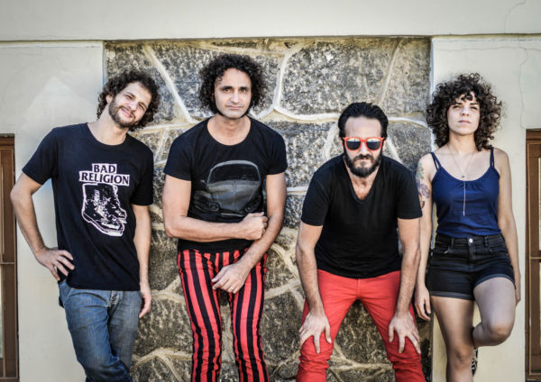 Rock autoral: Fuzzcas é formada por Carol Lima, Leandro Souto Maior, Fabiano Parracho e Eduardo Souto Maior (Foto: Divulgação)