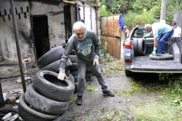 Ação emergencial: Limpeza e retirada de pneus teve como objetivo prevenir doenças (Foto: Paulo Dimas/Ascom PMBM)