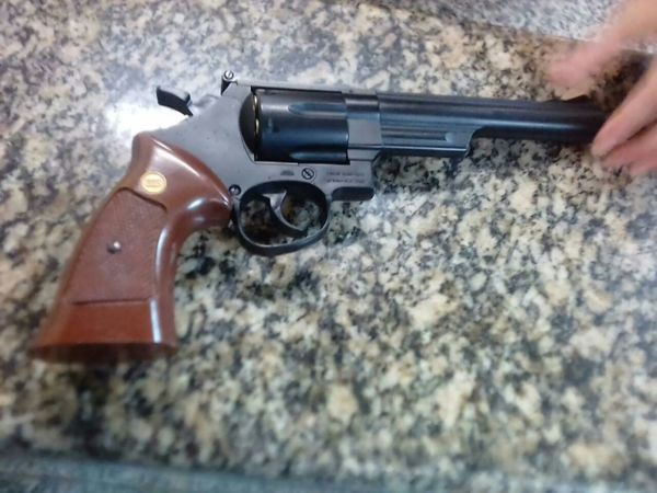 Réplica de pistola estava com foragido que foi preso em Mangaratiba (foto: Cedida pela PM)