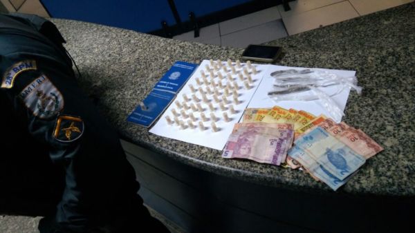 Drogas foram apreendidas com dois suspeitos que foram presos no bairro Coqueiros (foto: Cedida pela PM)