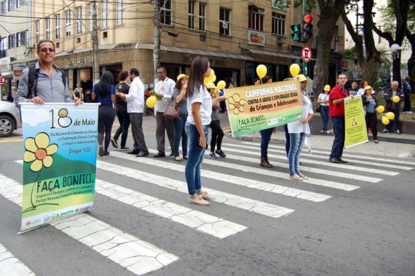 Recado: Grupo em Barra Mansa levou faixas e cartazes lembrando a importância das denúncias (Foto: Chico de Assis/Ascom PMBM) 
