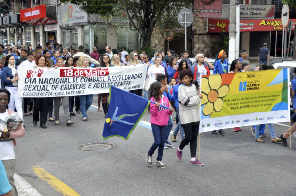Alerta: Vila Santa Cecília foi o palco da passeata contra a violência sexual infantil em Volta Redonda (Foto: Divulgação/ Ascom VR)