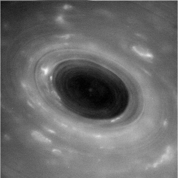 Surpresa: O furacão e as nuvens brilhantes de Saturno