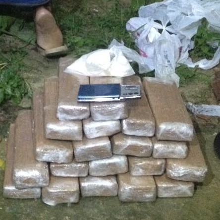 Droga estava na casa de suspeito de tráfico em Resende (foto: Cedida pela PM)