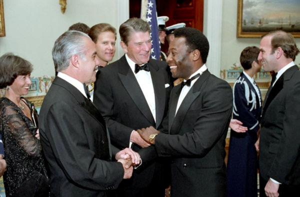 "Prazer, sou Ronald Reagan, Presidente dos Estados Unidos. Mas você não precisa se apresentar, porque Pelé todo mundo sabe quem é" (Ronald Reagan, outubro de 1982)
