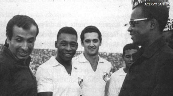 Pelé com o governante do Congo Belga, Marien Ngouabi (de óculos): uma guerra civil foi interrompida para que Pelé pudesse jogar