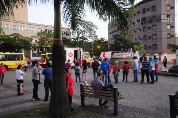 Manifestação: Em vez de greve geral, Volta Redonda teve ato contra reformas (Foto: Paulo Dimas)