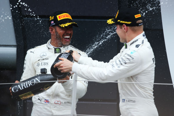 Alegria: Hamilton comemora a vitória ao lado de Valtteri Botta, que chegou em segundo no GP da Grã-Bretanha (Foto: Fotos Públicas/ LAT Images)