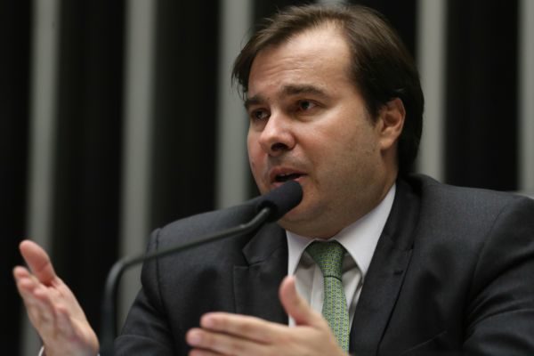 Rodrigo Maia voltou a dizer que considera inconstitucional a mudança de leis trabalhistas por medida provisória