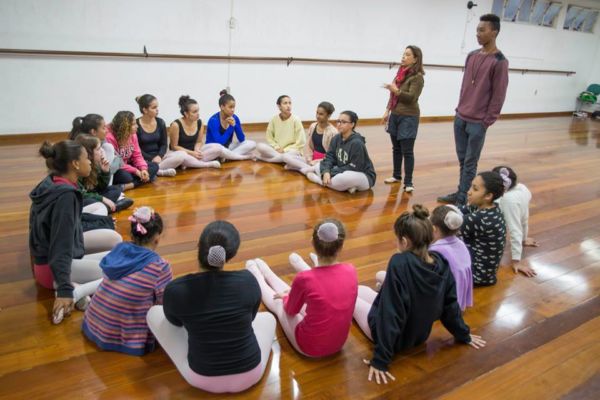 Profissão: Caio esteve na Agremiação Esportiva para conversar com as alunas do projeto de balé e contar sua trajetória (Foto: Divulgação)