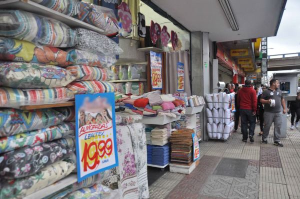 Comércio: Entre os entrevistados que pretendem efetuar compras, 25% estão com alguma parcela atrasada (Foto: Arquivo)