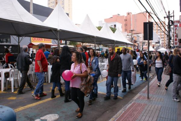 Domingo de compras: Avenidas Domingo Mariano e Joaquim Leite se transformaram num grande calçadão de negócios (Foto: Thaís Mattos/Communix)