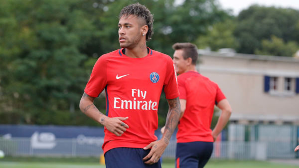 Neymar treina com os novos companheiros do Paris