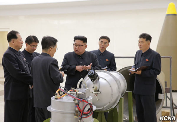 Coreia do Norte: Foto divulgada por agência estatal de notícias, a KCNA, mostra Kim Jong-un supostamente inspecionando armas nucleares (Foto: EFE/EPA/KCNA/Direitos reservados)