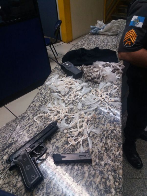 drogas e replica de arma abandonada bm