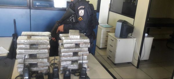 Drogas apreendidas em Angra dos Reis com suspeito de tráfico (foto: Cedida pela PM)