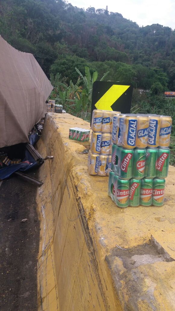 Carreta Carregada Cerveja Tomba Na Descida Da Serra Das Araras Em