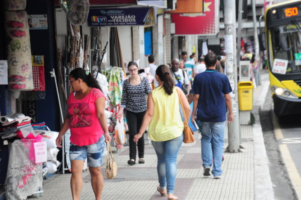 Vendendo: Comércio vai contratar para absorver movimento pelas festas do final de ano (Foto: Divulgação)