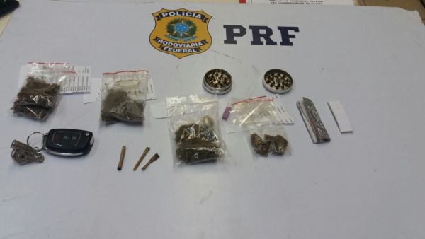 Em flagrante: Maconha, haxixe e ecstasy escondidos em pacotes lacrados de doces e salgados, segundo a PRF (Foto: Cedida pela PRF)