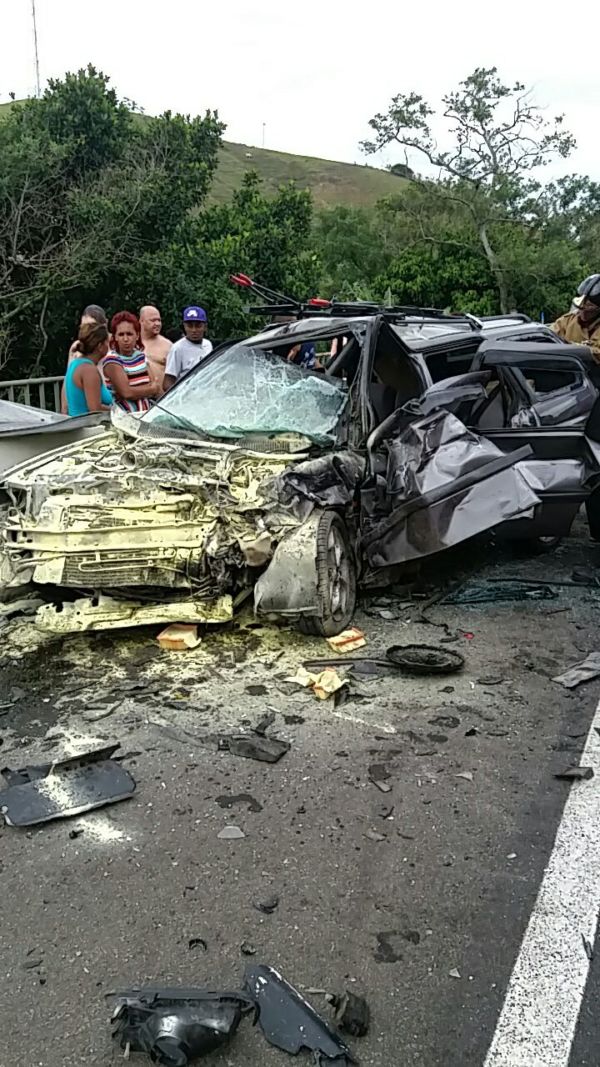 Escort ficou completamente destruído com a colisão (Foto: Cedida pela Polícia Rodoviária Federal)