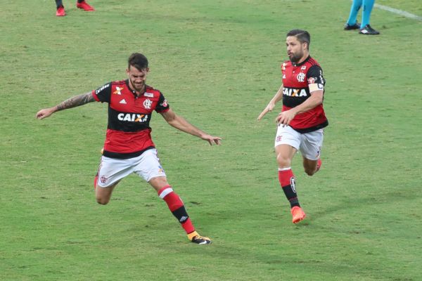 À flor da pele: Vizeu se emocionou após marcar, na sequência ele fez gestos obscenos ao companheiro de time (Foto: Gilvan de Souza / Flamengo)