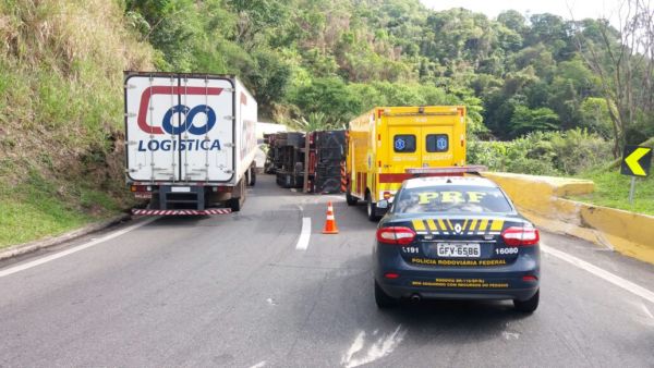 Carreta tomba na descida da Serra das Araras em Piraí Diário do Vale