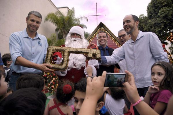 Rodrigo Drable e o deputado estadual Gotardo Netto durante inauguração da Casa do Papai Noel (Chico de Assis - PMBM)