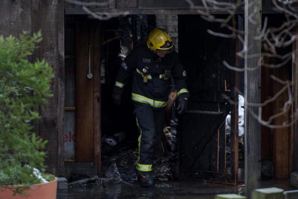 Mais de 70 bombeiros levaram cerca de três horas para combater um incêndio que atingiu o Zoológico de Londres na manhã deste sábado (Foto: ABr)
