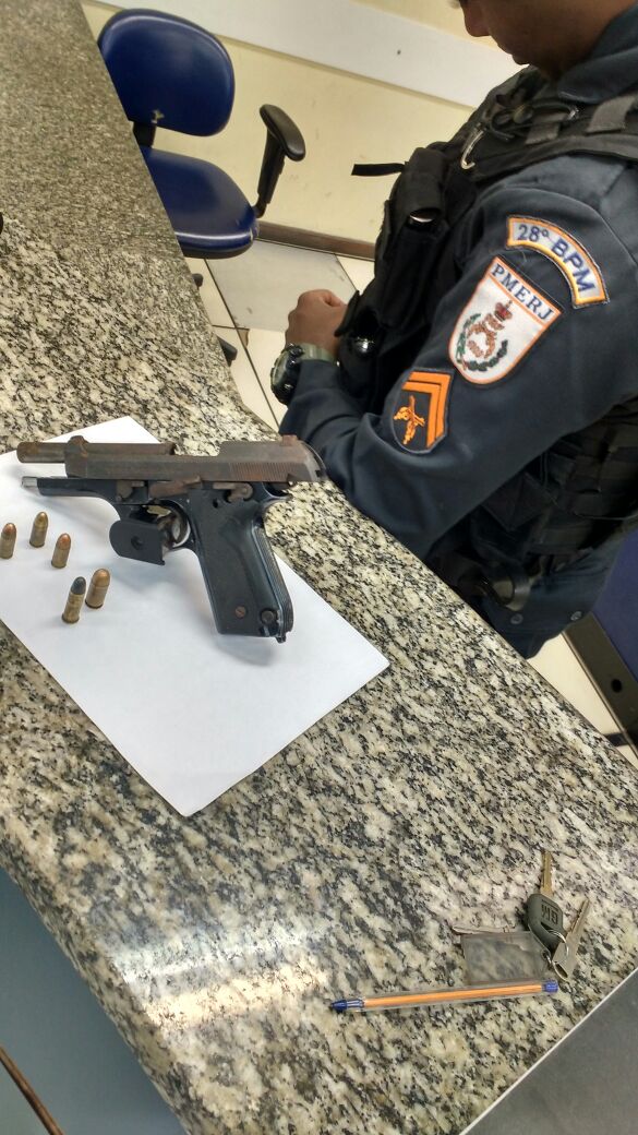 Foram apreendidas uma pistola calibre 7.65, um carregador de calibre 7.65, três munições de calibre 9mm, uma munição calibre .45 e uma munição calibre .38 (Foto: Cedida pela PM)
