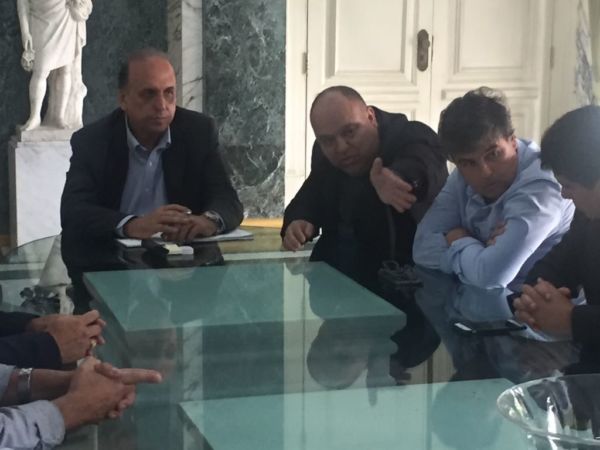 O governador Pezão, Silvio Campos e André Correa discutem determinação de órgão ambientais para paralisar usina Presidente Vargas