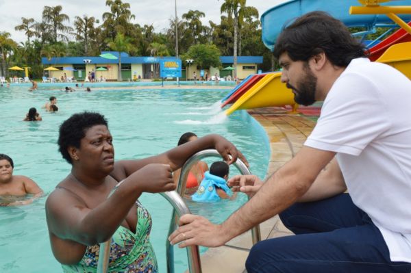 Samuca Silva conversa com frequentadores do Parque Aquático (foto:Evandro Freitas -Secom)