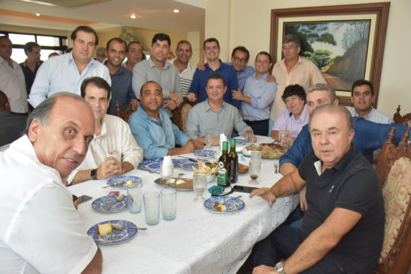 O governador Pezão, prefeitos e deputados da região durante encontro na casa de Neto (foto: Ana Paula Silva)
