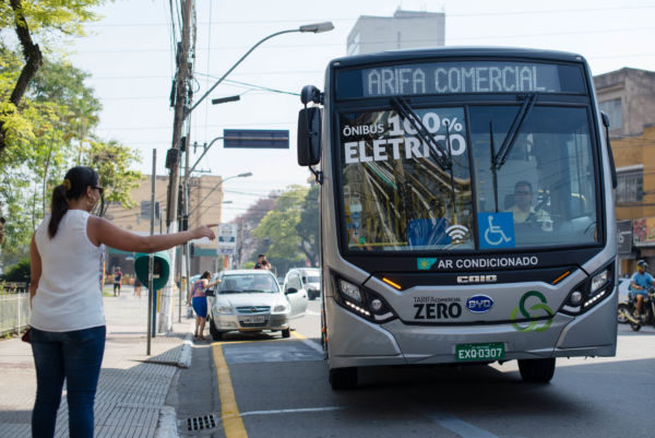  Ônibus elétricos vão transportar pessoas e fomentar o comércio na cidade