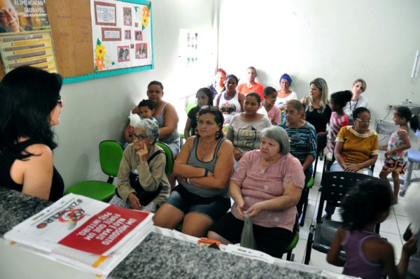 Informações: Moradores receberam diversas orientações sobre saúde, direitos sociais e atividades de lazer. (Foto: Divulgação)