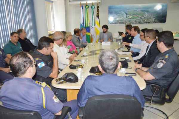Samuca Silva e representantes das forças de segurança se reúnem para discutir foram de combate à violência (foto; Evandro Freitas)