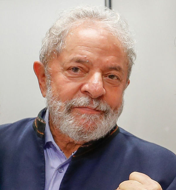Lula deixa o prédio do sindicato do ABC e deve se pronunciar ao público (crédito AB)