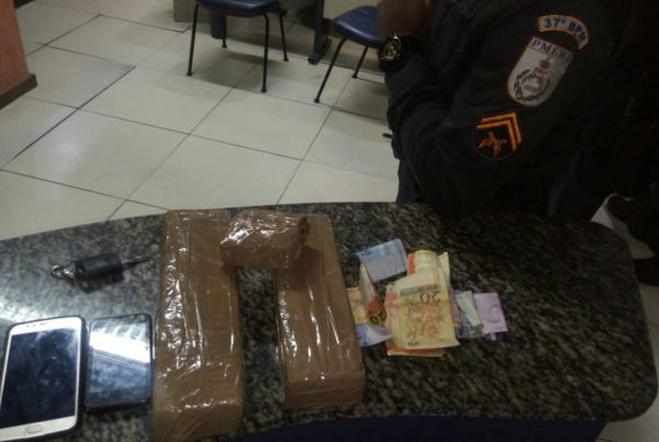 Flagrante: Droga estava com casal que foi abordado no bairro Surubi Velho, em Resende (Foto: Cedida pela PM)