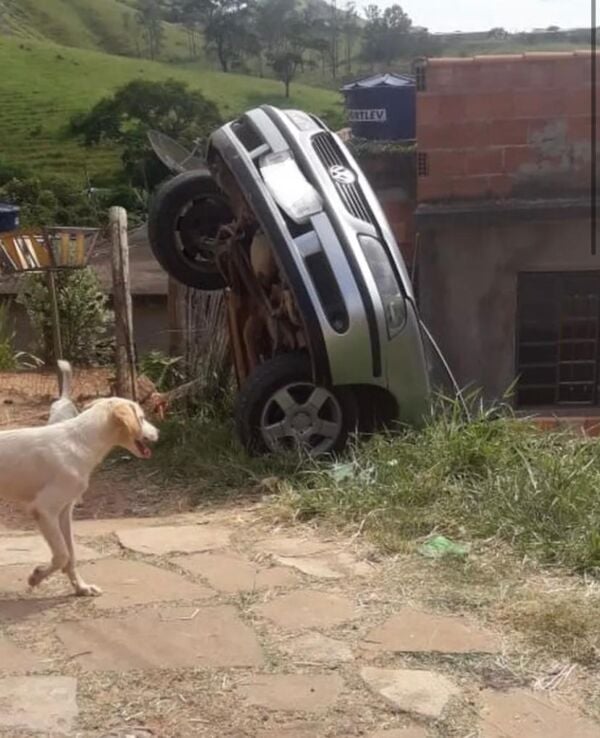 Motorista fica ferido ao cair carro em terreno de casa em Valença