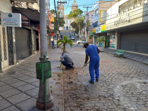 Prefeitura de Valença realiza serviços de limpeza nas vias e espaços