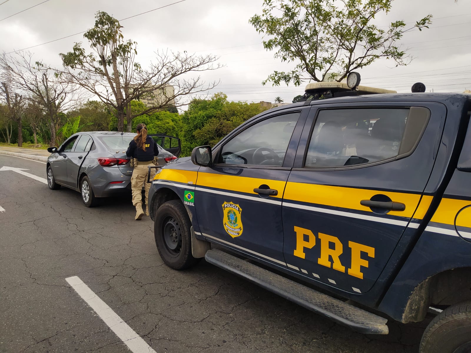 Carro roubado em SP por dois homens e uma menor é recuperado pela PRF