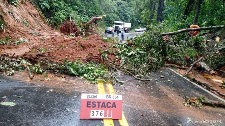 Queda De Barreira Bloqueia Tr Nsito Na Estrada Rio Caxambu Em Resende