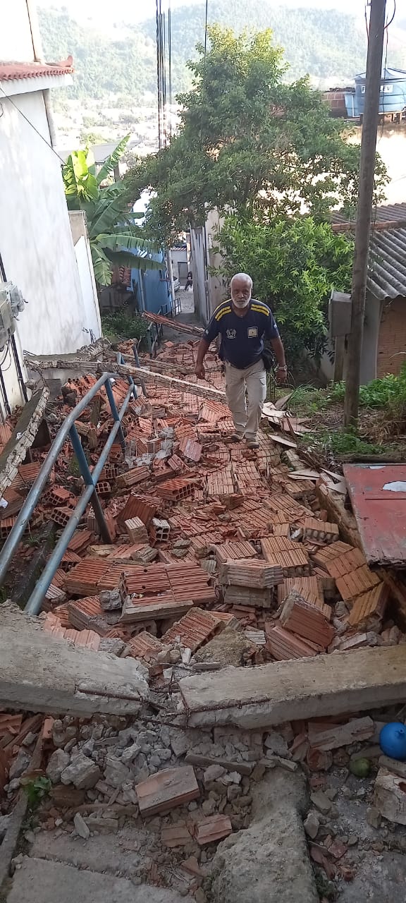 Equipes da Prefeitura de Volta Redonda estão trabalhando nas ruas para