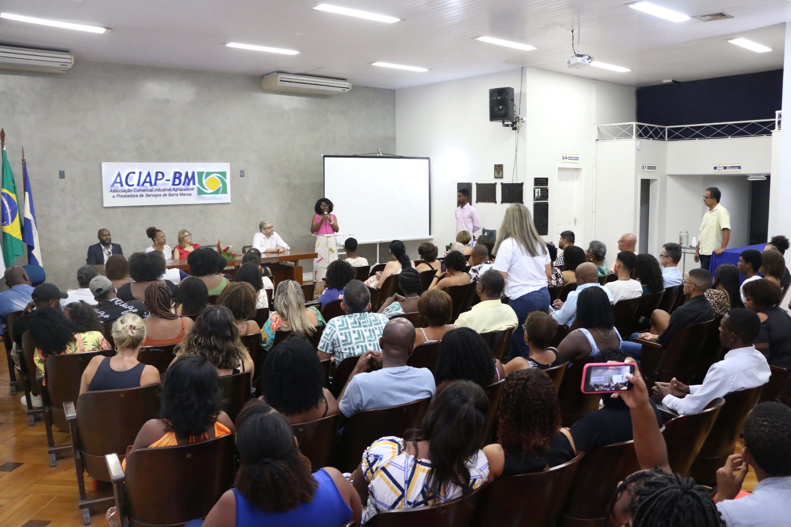 Jovens Negros De Sucesso Presta Homenagem Aos Destaques De Barra